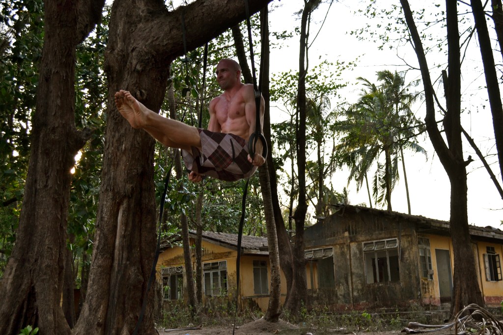 L-sit gymnastic rings